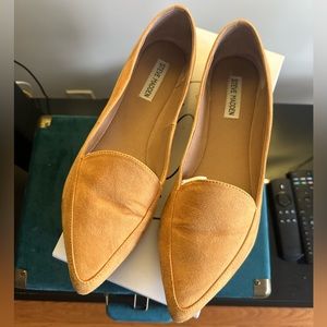 Steve Madden Mustard Feather Loafer Flat Women’s sz 11